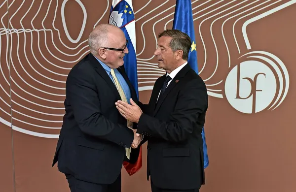 Po funkciji najvišji udeleženec blejskega foruma Frans Timmermans (levo) je izmenjal stališča tudi s Karlom Erjavcem.