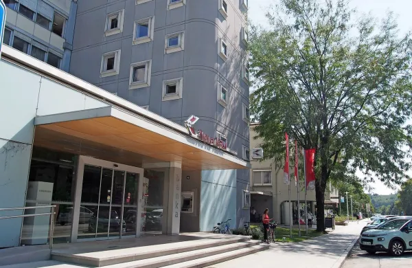 Tako župani kot primorski poslanci so zaskrbljeni zaradi napovedanih potez Nove KBM in jo 
pozivajo, naj še enkrat “premisli o  smiselnosti napovedane reorganizacije”.