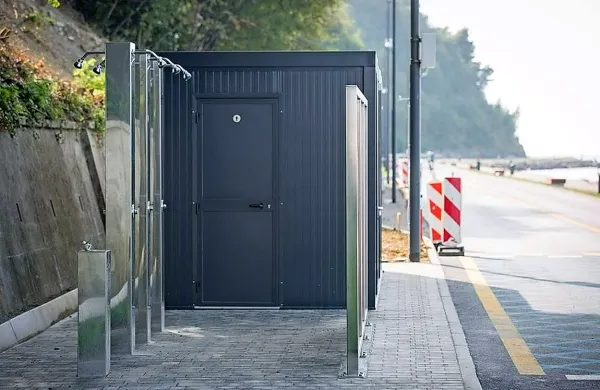 Na obalni cesti &scaron;e sanitarije in urbana oprema