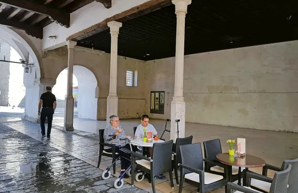 Koprski župan Boris Popovič je z napovedjo, da bo občina 
kupila malo ložo, razblinil dvome o  prihodnji usodi tega 
prostora pod volti Pretorske palače. 