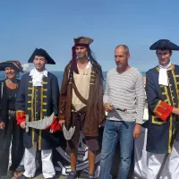 Neptunova gusarska ekipa.  Četrti z leve je Rok Sorta, ki pri 
organizaciji pomorskega krsta sodeluje že 27 let.

  

