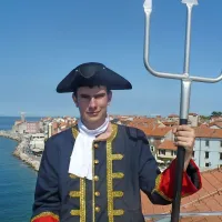 Lovro Veber, gusar: “Ko sem se vpisal na pomorsko 
šolo, je mamo skrbelo zaradi krsta, mene pa prav 
nič.”
