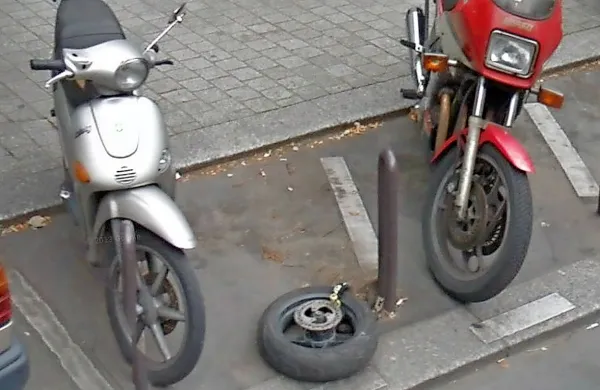 V naglici tatovi včasih pustijo lastniku  tudi kakšen del skuterja 
(fotografija je simbolična).
