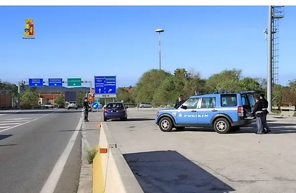 V slovenskem avtobusu so tržaški mejni policisti našli 40-letnega Sicilijanca, ki se sredi julija ni vrnil v zapor, kjer je 
prestajal dolgo zaporno kazen zaradi umora. 