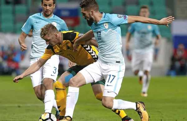 Miha Mevlja (v ospredju desno) in Mitja Viler (levo) sta v 
ponedeljek v Stožicah dobro zaustavila litovske poskuse. 