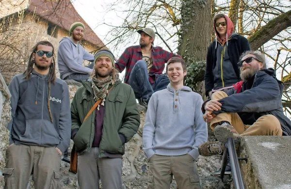 Kranjska zasedba Raggalution se je v šestih letih delovanja 
že dodobra uveljavila med ljubitelji reggae glasbe - za mnoge 
upravičeno velja za edini pravi slovenski bend v tej zvrsti.