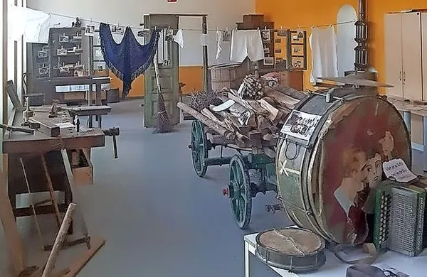 Primož Polh je tudi letos v šoli predstavil številne stare 
predmete in z njimi obudil spomine na nekdanje vaško 
življenje na Barki.