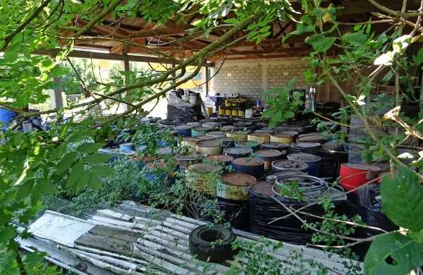 Čeprav sta za sode z nevarnimi odpadki sredi Pivke odgovorni najmanj dve Javorjevi podjetji, jih bo del zdaj 
odstranilo eno - a le toliko, kolikor stroškov bo lahko plačalo 
iz stečajne mase. 