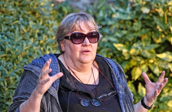 Dubravka Ugrešić: “Očitno vsi lahko počnejo vse, karkoli.  Čeprav so 
neizobraženi in nepodkovani, so prepričani, da imajo pravico biti  pisatelji, 
umetniki, politiki ...   V pomoč pa so jim mediji in tehnologija.”