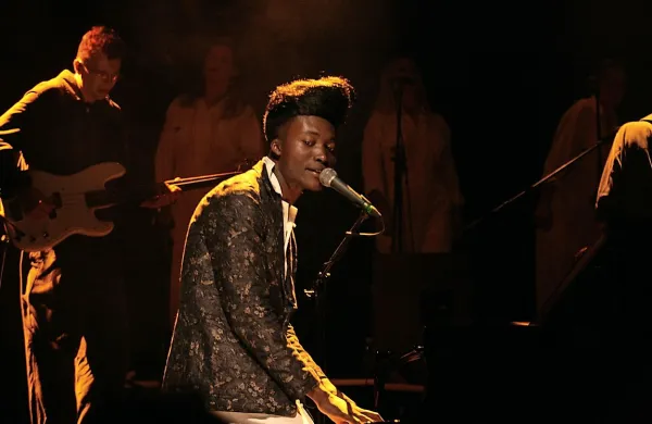 Benjamin Clementine je predsinočnjim izza svojega klavirja navdušil in očaral občinstvo v 
nabito polni Katedrali Kina Šiška.