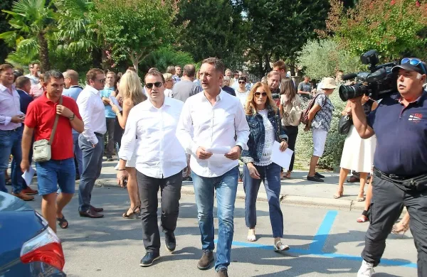 Župana Popoviča so na Trgu Brolo poleg zvestih podpornikov iz občinskih služb in javnih zavodov spremljali 
številni predstavniki nogometnega, rokometnega in košarkarskega kluba.  