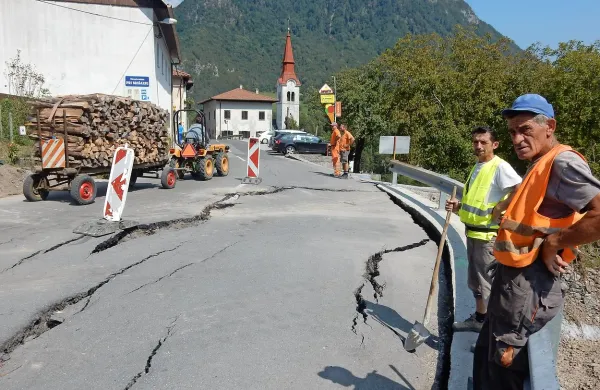 V teh dneh geologi še preiskujejo teren, od izsledkov bo 
odvisno, kako obsežna bo sanacijo in koliko se bo podražila 
in zavlekla. 