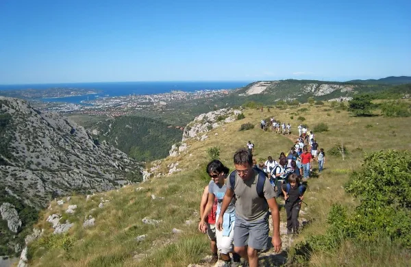 Pot vodi tudi nad dolino Glinščice, od koder se v lepem 
vremenu ponujajo čudoviti razgledi na Tržaški zaliv. 
