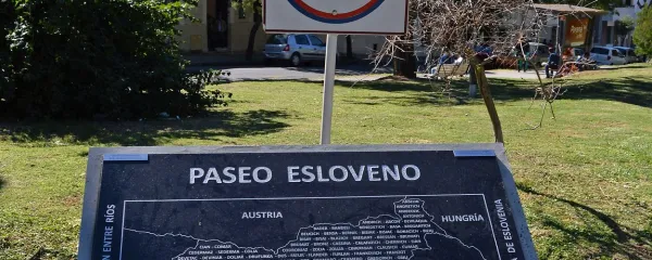 V mestu Paraná so po Sloveniji poimenovali park. Na spomenik so napisali 
slovenske priimke, da bi  še kdo  prepoznal svoje korenine.  
