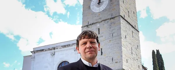 Primož Krečič: “6. septembra 1333 je bil ulit najstarejši zvon na zvoniku koprske stolnice in 
mestnem stolpu. Ta zvon je obenem najstarejši še pojoči zvon v Sloveniji.”