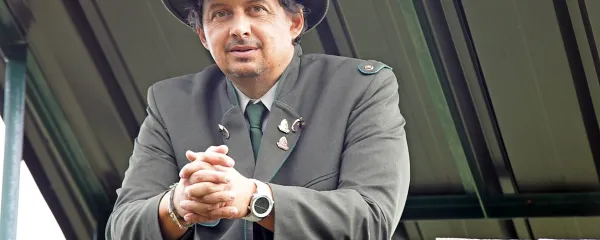 Andrej Sila: “Pristen stik človeka z naravo se je z razvojem mest in načinom življenja nekako 
izgubil. Pogled na lov je na vasi drugačen kot v mestu, kjer  zdaj ubita žival predstavlja nek 
nesprejemljiv pojem.”