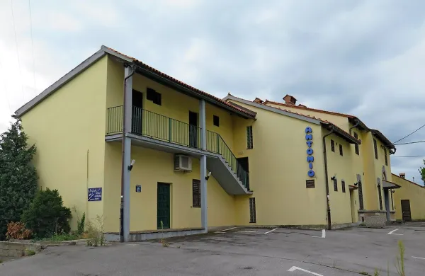 Stavba, kjer je dolga leta deloval nočni klub Antonio, je naprodaj, vendar je cena pol milijona 
evrov očitno previsoka, saj na dveh dražbah zanjo ni bilo zanimanja.