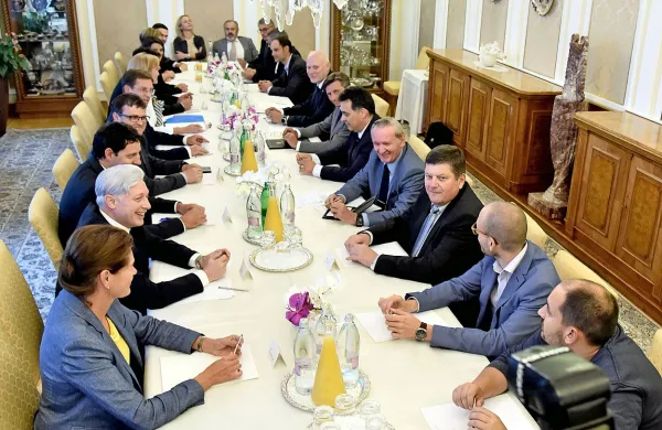 Slovenski politični vrh je razpravljal o uveljavitvi sodbe 
arbitražnega sodišča.