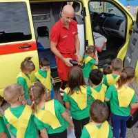 Reševalec zdravstvenega doma je otrokom z veseljem razkazala opremo in povedal, kakšno je njegovo delo.  