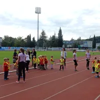 Članice twirling mažoretnega društva Nova Gorica so pritegnile deklice.  