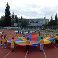Pisana mavrica se lahko dvigne le, če otroci sodelujejo  ...