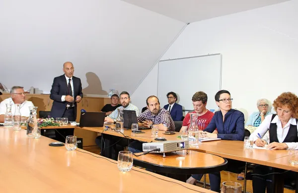 Ponudnik prevzema CH Marjan Batagelj je svetnikom v 
Cerknem pojasnil svoje namene. 