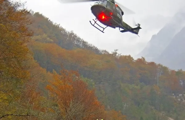 Po nesreči v gozdu s helikopterjem v bolni&scaron;nico