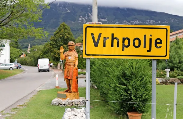 Naselje Vrhpolje na Vipavskem je bilo včeraj od 9.30 naprej zaradi družinske tragedije ovito v 
žalost. 