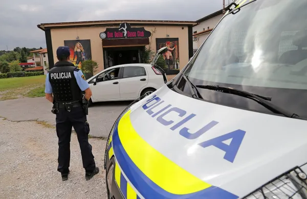 V sredo so novogoriški policisti in kriminalisti potrkali na vrata 
petih osumljencev, med drugim so hišno preiskavo opravili 
tudi v nočnem lokalu na Grčni.