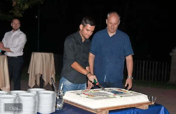 Predsednik ND Gorica Hari Arčon (desno) in kapetan članske 
ekipe Alen Jogan pri rezanju slavnostne torte.