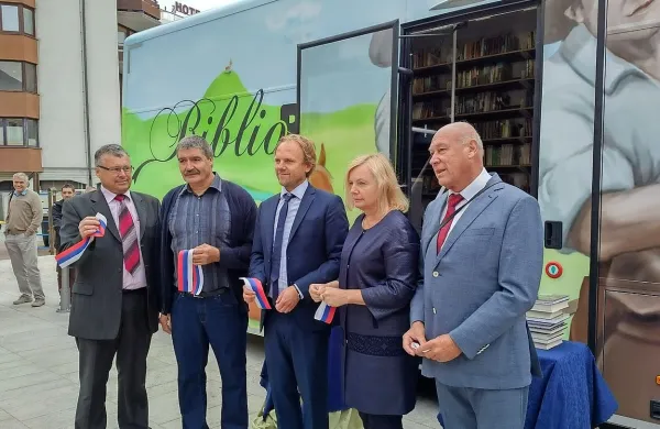 Novemu bibliobusu so včeraj zaželeli srečno pot direktor 
postojnske knjižnice  Uroš Mlinar, državna sekretarka na 
ministrstvu za kulturo Damjana Pečnik  ter podžupana občin 
Postojna in Pivka Stanko Markovčič in Boris Rebec.