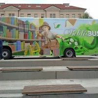 ... in pastirčkom Jakobom na drugi strani avtobusa.