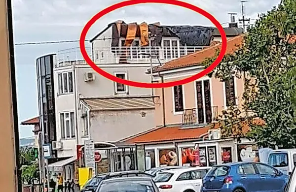  Konec junija je hudo neurje odkrilo streho hostla, ki je še  
danes poškodovana. Vladni urad za begunce je kljub temu 
prevzel stavbo in to štiri dni po tistem, ko so z lastnicama 
sklenili dogovor o prekinitvi najemne pogodbe.