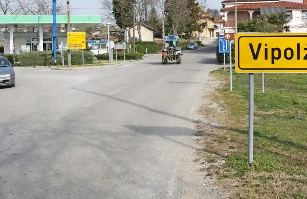 Neznanec je vlomil v bencinski servis v Vipolžah in odnesel 
več cigaret.