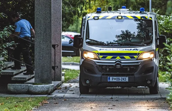 V četrtek zvečer so  na  novogoriško okrožno sodišče  pripeljali  
štiri osumljence, za katere je preiskovalni sodnik odredil 
sodno pridržanje. Zaslišal jih bo danes. 
