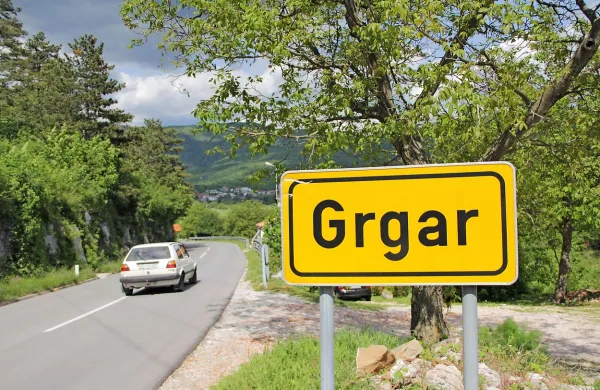 Policisti so ustavili voznika, ki je skozi Grgar peljal kar 97 
kilometrov na uro.