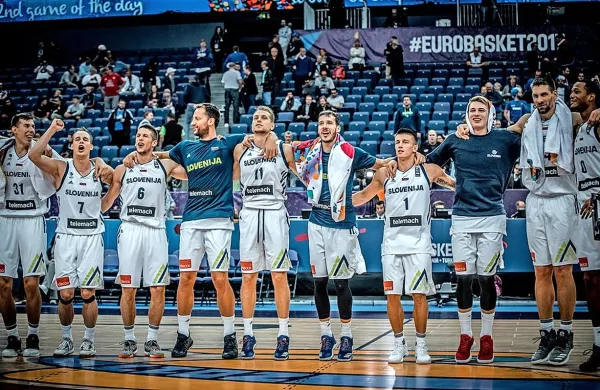 Slovenska ko&scaron;arkarska reprezentanca je v osmini finala evropskega prvenstva v Istanbulu premagala Ukrajino z 79:55.