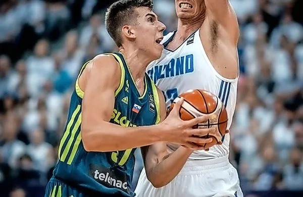 Vlatko Čančar (levo) na fotografiji s 
tekme proti Finski