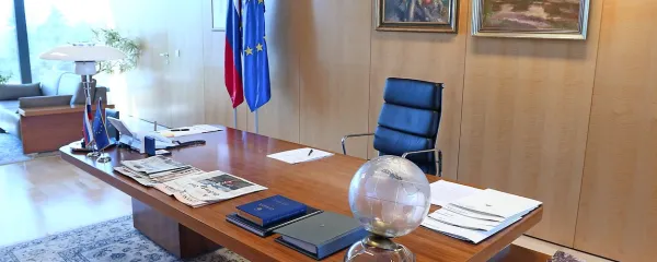 Edina knjiga, ki jo ima predsednik vlade vedno na mizi, je 
slovenska ustava.