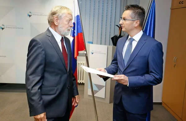 Marjan Šarec (desno) je ob vložitvi kandidature napovedal, da 
bo v primeru izvolitve “predsednik, ki ne bo tiho in se bo 
oglasil ob pomembnih priložnostih”.