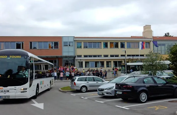 

Takšna gneča je pred sežansko osnovno šolo vsak dan ob 13.25, ko pred njo drug za drugim ustavljajo šolski 
avtobusi, ki odpeljejo šolarje do njihovih vasi.   Čez dve uri odpeljejo še starejše učence, ki končajo pouk kasneje. 

