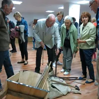 Domačin Branko Klanjšek je  odprl razstavo Brane in  predstavil staro kmečko orodje. 