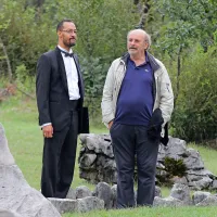 Povezovalec sklepne prireditve, televizijski voditelj in pesnik 
Seku M. Conde, je  kak dober nasvet za lažje nastopanje 
morda dobil tudi pri Igorju Koršiču, profesorju na gledališki, 
filmski in radijski akademiji.