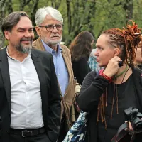 Letošnjega nagrajenca festivala Vilenica Jurija Andruhoviča (levo) je spremljala žena Nina. Pred 
vhodom v kraško jamo  ju je pozdravil Ivo Svetina, predsednik Društva slovenskih pisateljev.   

