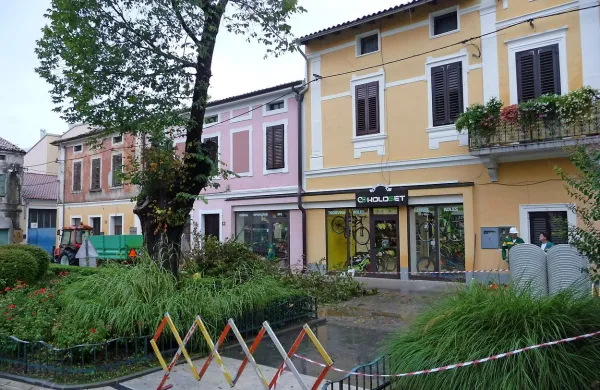Brest klonil zaradi vetra in dežja