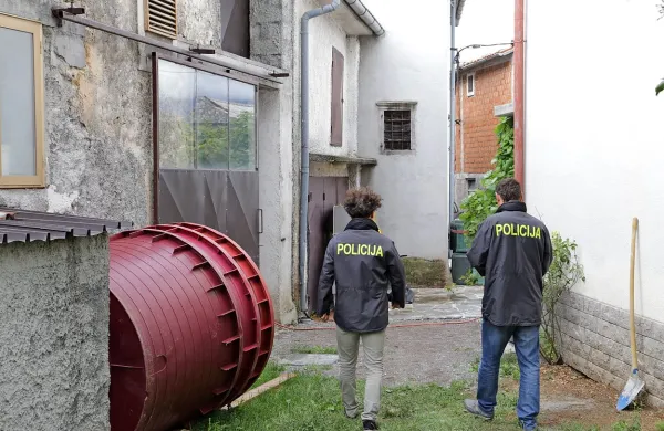 Oče in sin sta življenje izgubila zaradi zastrupitve z ogljikovim 
dioksidom, ki sta ga vdihovala v kleti.