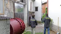 Oče in sin sta življenje izgubila zaradi zastrupitve z ogljikovim 
dioksidom, ki sta ga vdihovala v kleti.