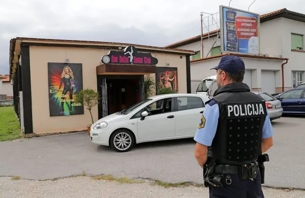 Novogoriški kriminalisti so v sodelovanju z italijanskimi 
orožniki iz Nabrežine in s kriminalisti uprave kriminalistične 
policije v dalj časa trajajoči preiskavi razkrili kriminalno 
združbo, ki se je ukvarjala s prodajo prepovedanih drog na 
območju Slovenije in Italije.