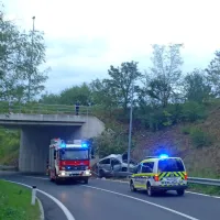 Avto je z zgornje ceste odneslo na priključek hitre ceste. 