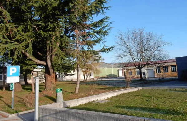 V kompleks nekdanjega  Alukomna se bo kmalu vselil komenski režijski obrat, saj je Občina Komen kupila kiosk. 
Neprodan pa ostaja še največji kompleks skladišč.